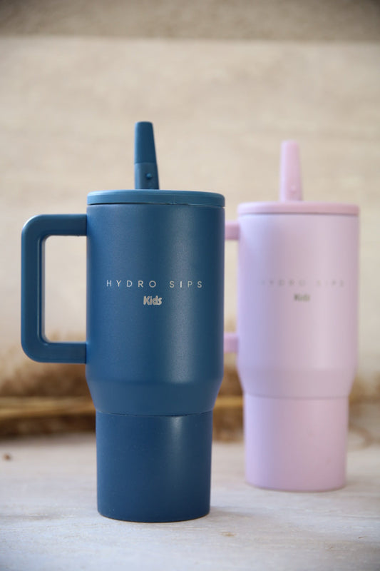🧒 A legjobb gyerek termosz iskolába, útra és mindennapokra – ismerd meg a Hydro Sips Kids Travel Tumbler kulacsot!